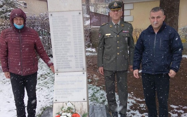 Cveće na spomenik herojima