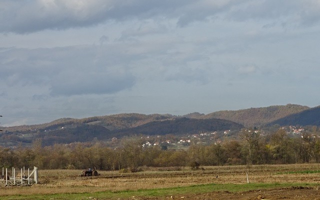 Poljoprivrednici do njiva samo na mehanizaciji