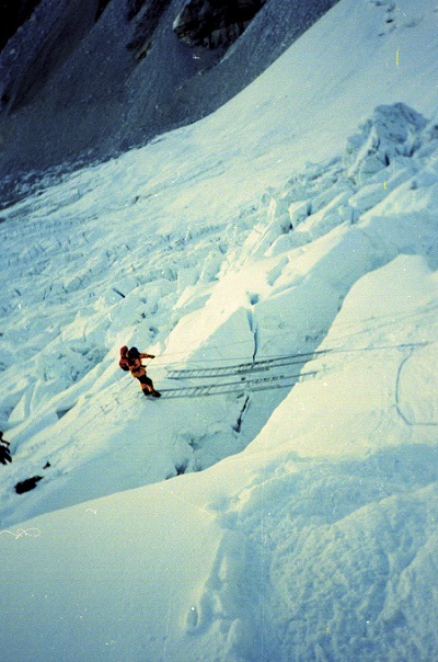 Prelazak preko aluminijumskih merdevina na početku Ice Fall