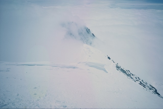 Pogled sa vrha prema LoTse (8501m)