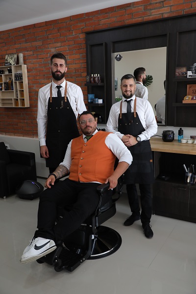 Pojavio se pozitivan problem kome se nismo nadali, odmah nam treba još jedan radnik, za početak pomoćni, koga ćemo uputiti u osnove posla, a zatim uputiti na dalje usavršavanje. Polako gradimo svoj svoj tim. Za sada radimo nas dvojica, ali planiramo da nas bude bar četvorica