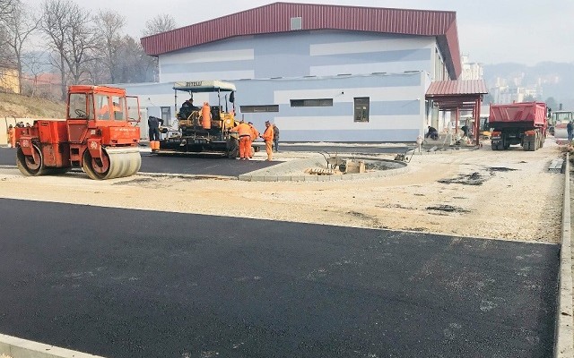 Uređenje partera oko sportske hale u Krčagovu