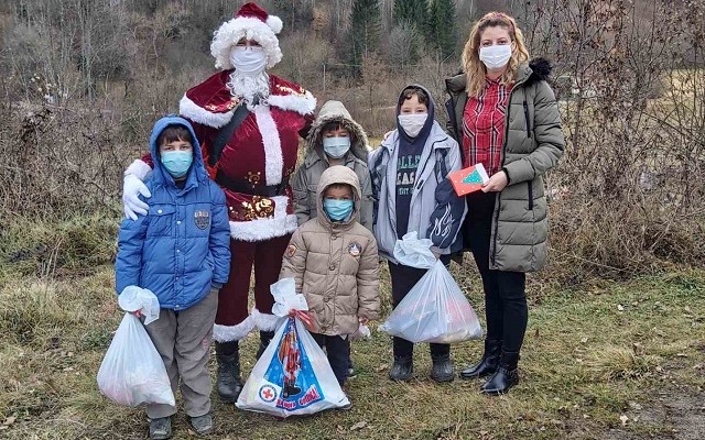 Deda Mraz stugao u "Zračak"