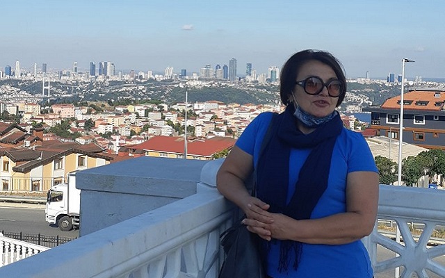 Nikad neću zaboraviti jedan intervju sa frontmenom grupe „Hladno pivo“, koga su pitali da li posle trideset godina još uvek vozi isti automobil, Reno 4. Odgovorio je da ne, da ima drugi, ali iste vrednosti, jer je za njega auto – sloboda. Kako je rekao, zbog kola ne čeka autobus, voz, taksi, ali ona moraju koštati do 1.000 evra, jer kad voziš džipa od 50 ili 60.000 evra, to nije sloboda. „Stalno bih pazio da ga neko ne ogrebe, ukrade, da mu se nešto ne dogodi“, rekao je Mile Kekin. E, to je i za mene sloboda. Tako živimo mi, kao porodica. Kada idemo u Grčku, suprug i ja vozimo Renault Twingo, otvorimo krov, nebo je iznad nas, more ispred. Putovanje nije samo autoput.