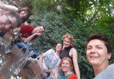 Imam divne prijatelje, nas petoro se od gimnazije još uvek intenzivno druži. Petnaest godina od mature slavili smo u Beogradu, jer nas je petnaest tada već bilo u Beogradu, a desetoro je došlo sa strane