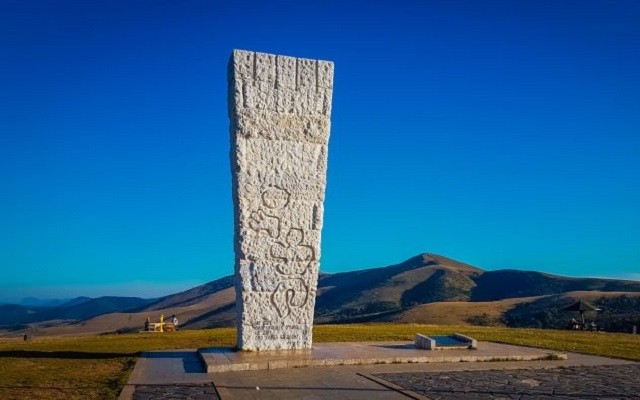 Opština će ukloniti grafit sa spomenika na Šumatnom brdu
