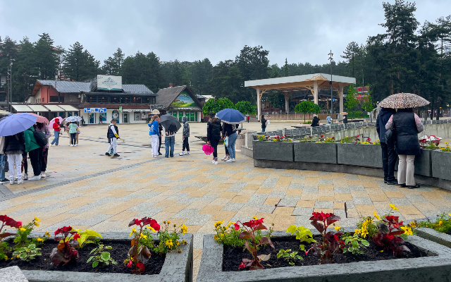 Uprkos kiši turisti uživaju na Zlatiboru