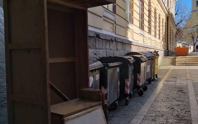 Narandžasti kontejneri za kabasti otpad