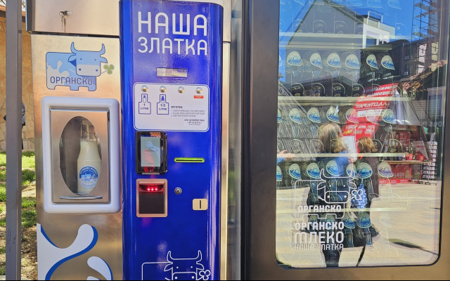 Mlekomat sa organskim mlekom i na Kraljevom trgu na Zlatiboru