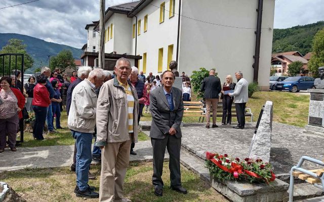 Užičani položili cveće na spomen-obeležja škole u Skelanima
