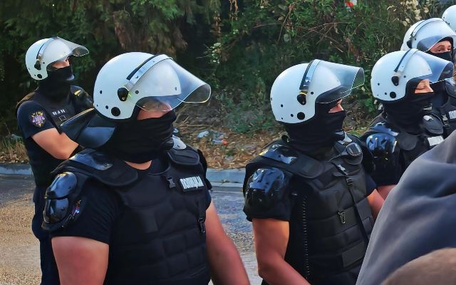 Policajac teže povređen u Kosjeriću, zadobio potres mozga
