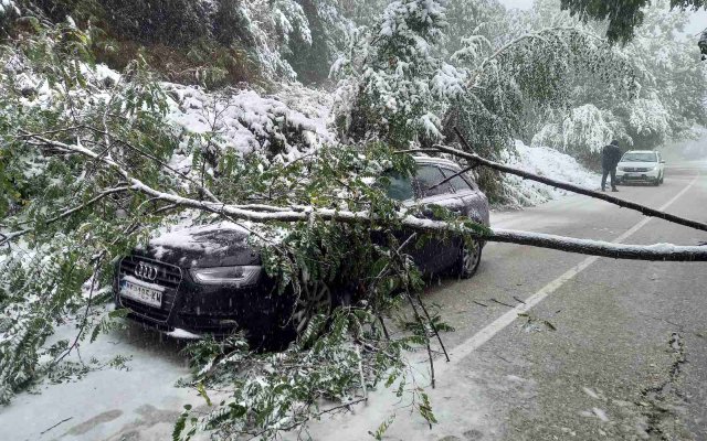 Potpuna obustava saobraćaja na deonici Kadinjača – Ponikve zbog vremenskih nepogoda
