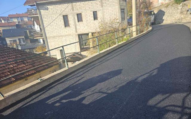 Završni radovi u Beogradskoj ulici, u toku dana asfaltiranje i u Koštici