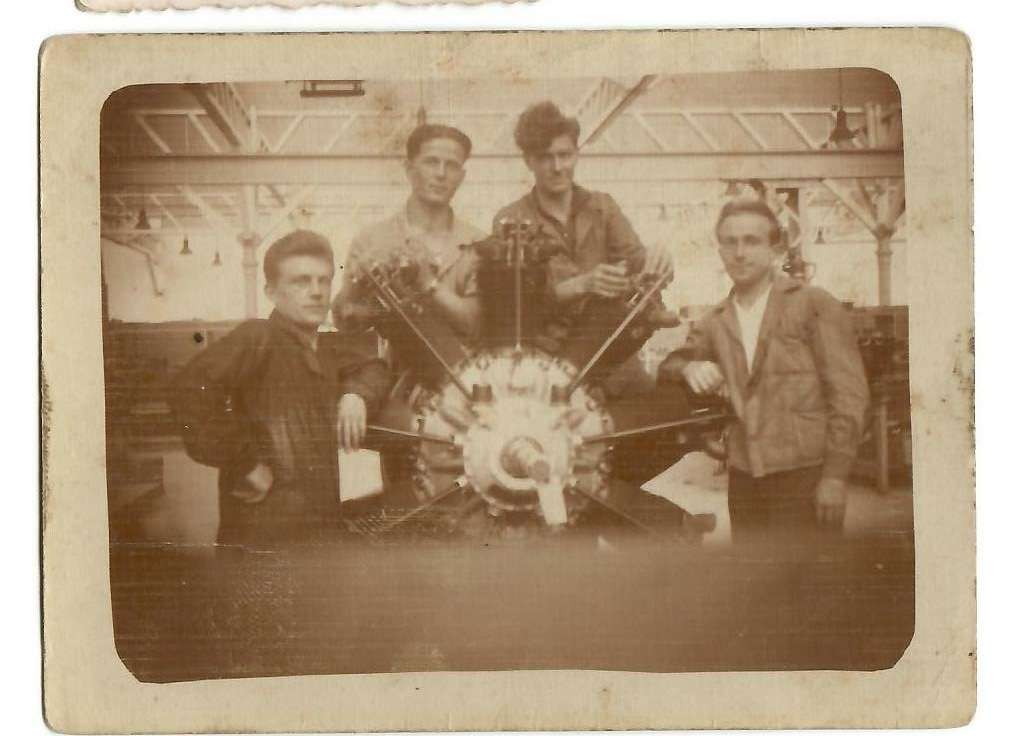 Foto: Roman Rajšp (prvi sleva) u Pošingerovoj fabrici 1940.) - Porodična arhiva