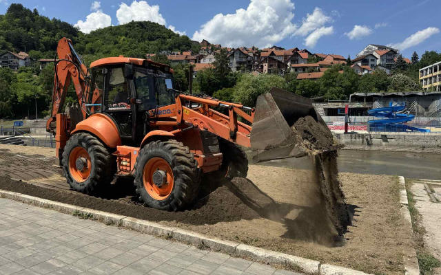 Припрема градске плаже за летњу сезону