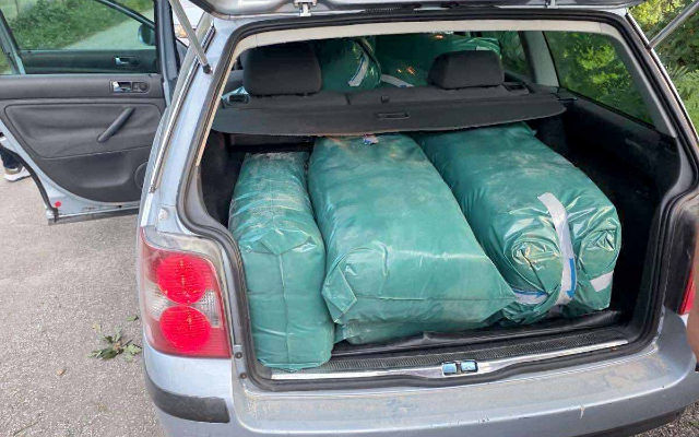 Uhapšena dvojica iz Osečine, u automobilu pronađeno više od 243 kilograma rezanog duvana